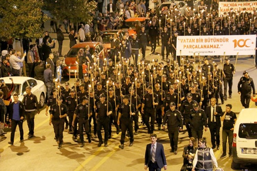Atatürk'ün Erzurum'a gelişinin 100. yılı Fener Alayı yürüyüşü