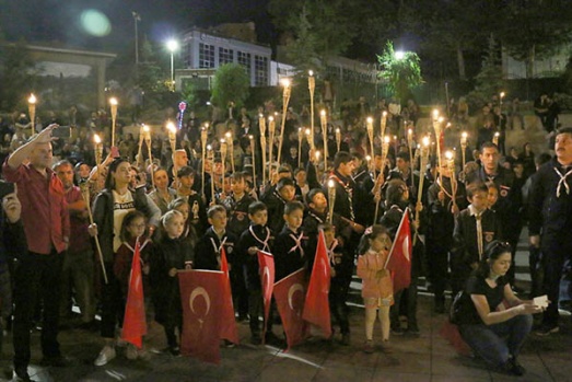 Atatürk'ün Erzurum'a gelişinin 100. yılı Fener Alayı yürüyüşü