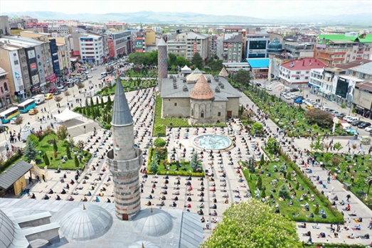 Erzurum'da Cuma; Meydanlar doldu taştı