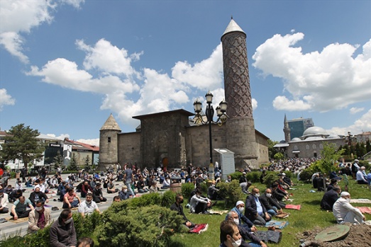 Erzurum'da Cuma; Meydanlar doldu taştı