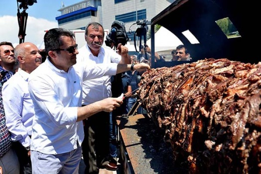 Milli Mücadele anısına tek şişte 919 kilo cağ kebabı...