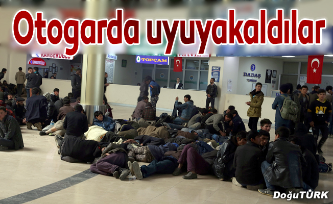 Erzurum'da yakalanan kaçak göçmenler otogarda uyuyakaldı