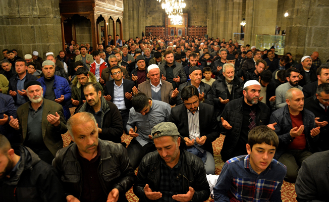 Erzurum’da camiler doldu taştı