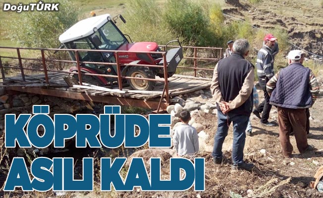 Çöken köprüde mahsur kalan traktör çekiciyle kurtarıldı