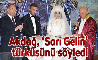 Akdağ, nikah şahitliği yaptı, "Sarı Gelin" türküsünü söyledi