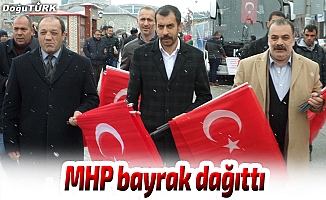MHP Erzurum İl Başkanlığı’ndan bayrak dağıtımı