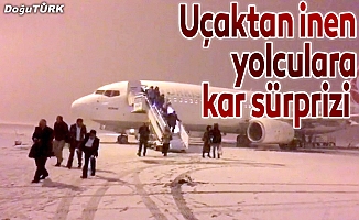 Uçaktan inen yolculara kar sürprizi