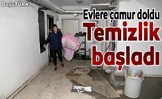 Erzurumlular çamurlu suyla dolan evlerini temizliyor