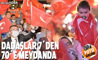 Dadaşlar Türk bayraklarıyla demokrasi nöbeti tuttu