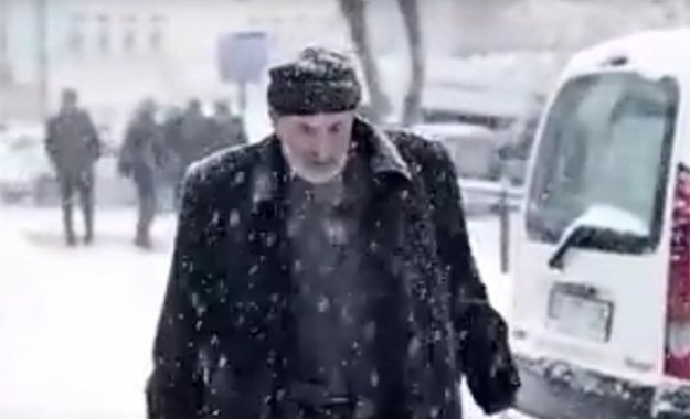 Erzurum'a karlar yağar, kar altında güllerin var...